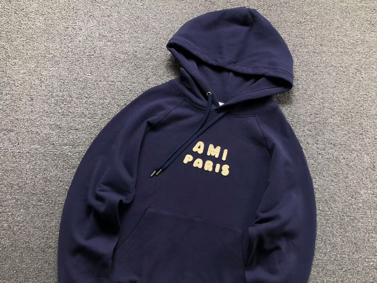 Ami Paris hudica